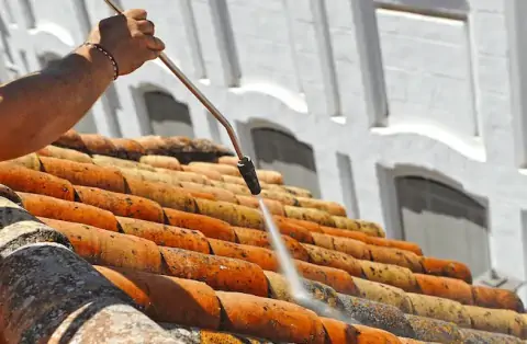 Nettoyage de toitures - Chezal-Benoît